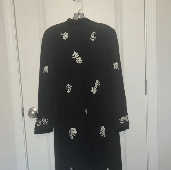 Black and White Floral Sweater Coat - Picture 5 of 5